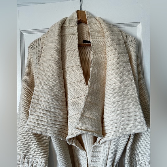 Elie Tahari sweater - Picture 2 of 5